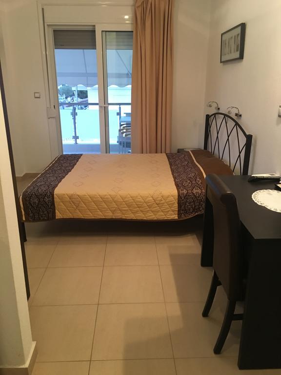 Vicky Rooms Paralia Dionysiou Bagian luar foto