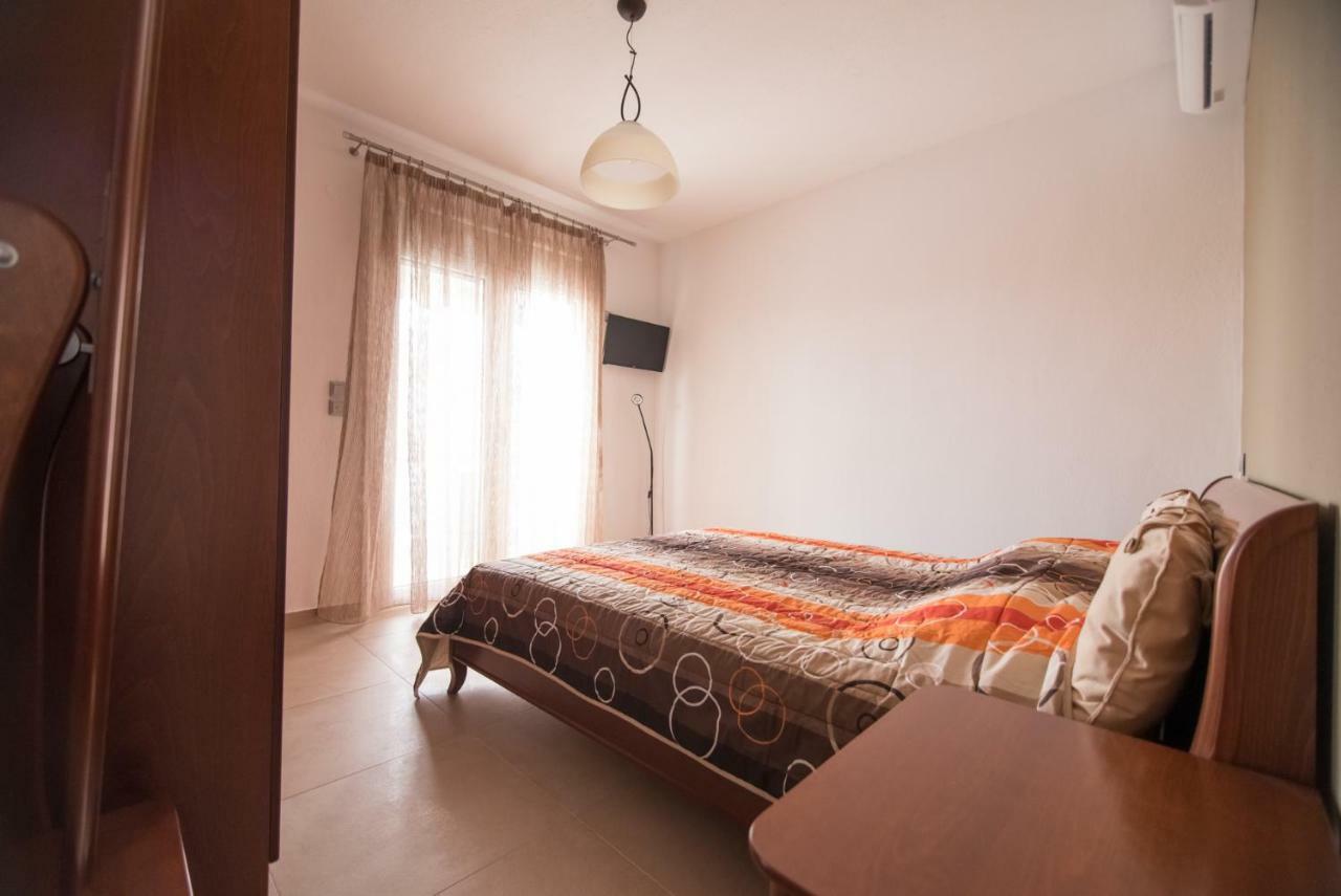 Vicky Rooms Paralia Dionysiou Bagian luar foto