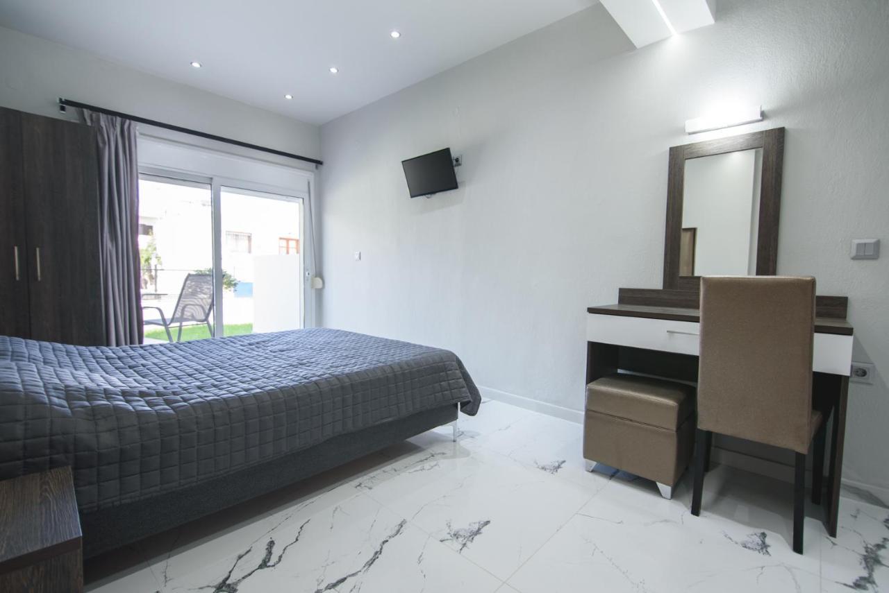 Vicky Rooms Paralia Dionysiou Bagian luar foto